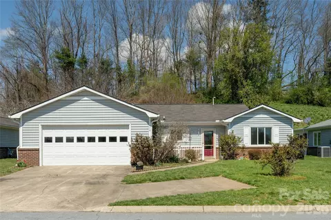 176 Derbyshire Dr, Hendersonville, NC 28792