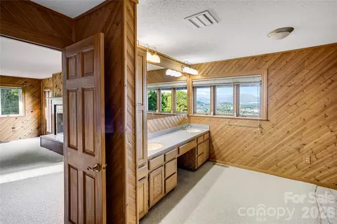 Bath - 1087 Brigadoon Dr, Clyde, NC 28721 photo 1 of 2