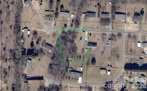 2303 Ryan Dr, Conover, NC 28613 photo 2