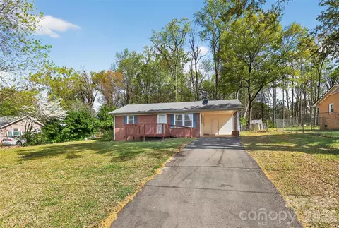 107 Gaddis Dr, Mount Holly, NC 28120
