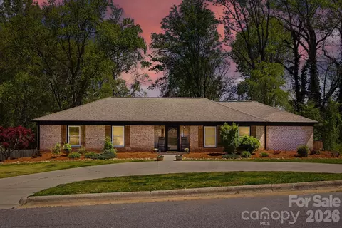 906 Hemlock Ne Dr NE, Lenoir, NC 28645