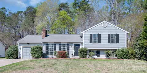 8826 Burnt Umber Dr, Charlotte, NC 28215