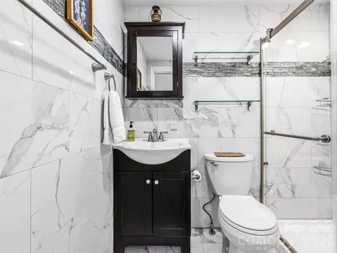 Bath - 33 Kilpatrick St, Brevard, NC 28712 photo 2 of 3
