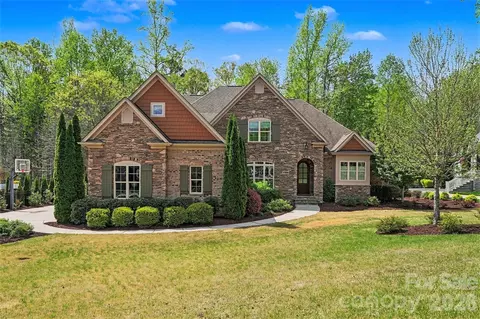 17909 Nodghia Cir, Davidson, NC 28036