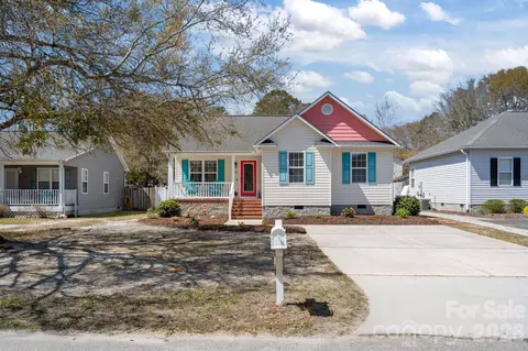 137 NE 4th St, Oak Island, NC 28465