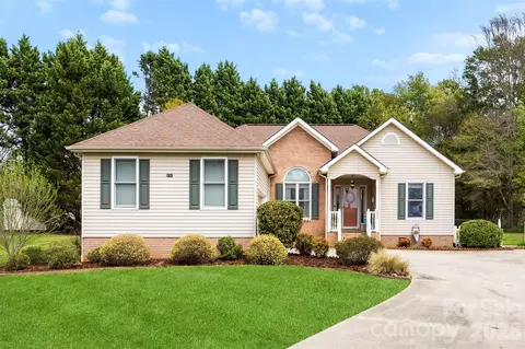909 Blackburn Ct, Gastonia, NC 28056