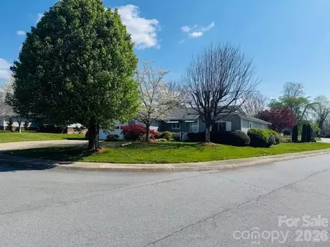 200 Dartcrest Dr, Hendersonville, NC 28792