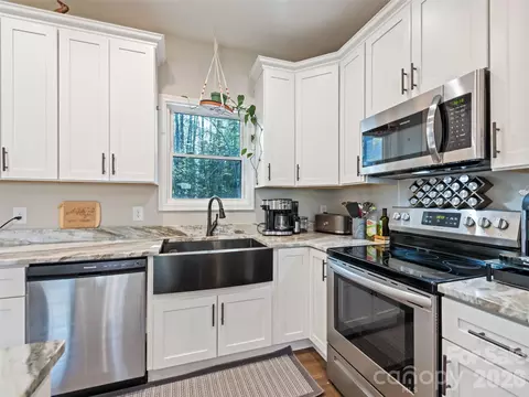 Kitchen - 1711 Plantation Loop, Morganton, NC 28655 photo 2 of 5