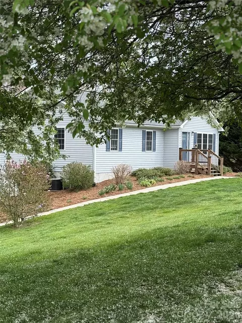 140 Forest Bend Dr, Horse Shoe, NC 28742