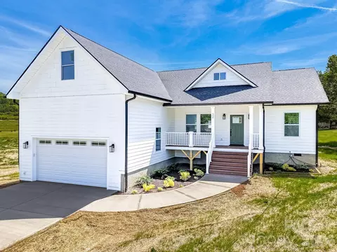 72 Canary Ln, Hendersonville, NC 28792