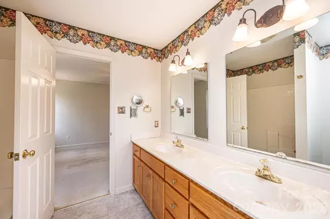 Bath - 3410 Overbrook Dr, Conover, NC 28613 photo 2 of 3