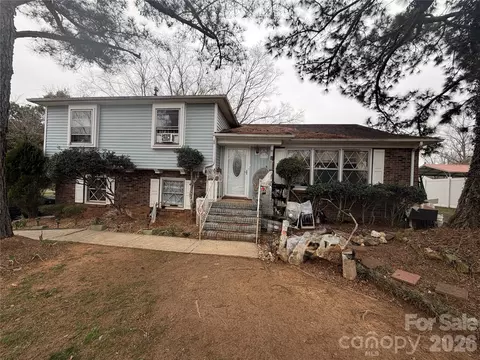 6215 Farm Pond Ln, Charlotte, NC 28212