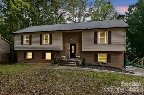 7414 Castlebar Rd, Charlotte, NC 28270