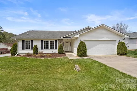 551 Woodfield Ln, Hendersonville, NC 28791