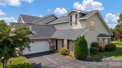 124 Towne Place Dr, Hendersonville, NC 28792