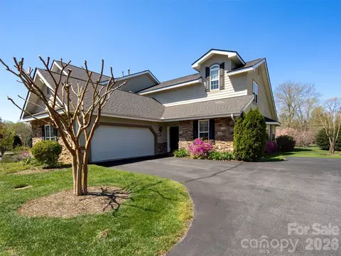 124 Towne Place Dr, Hendersonville, NC 28792