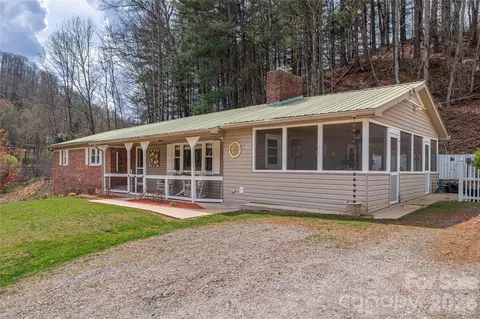 63 Memory Dr, Waynesville, NC 28786