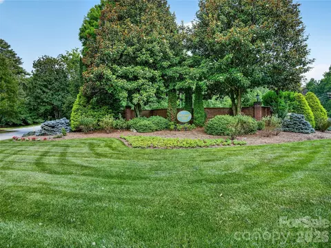 290 Sweetwater Hills Dr, Hendersonville, NC 28791