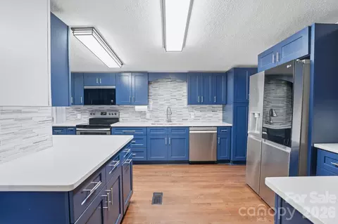 605 Ridgewood Ct, Mount Holly, NC 28120
