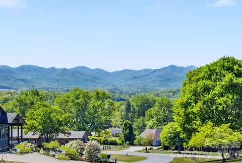 8 Nottingham Dr, Candler, NC 28715