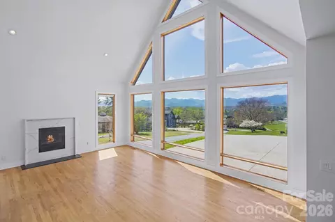 8 Nottingham Dr, Candler, NC 28715