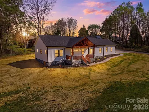 1007 Hibriten Se Dr SE, Lenoir, NC 28645