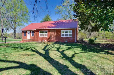 2414 N Olivers Cross Rd, Newton, NC 28658