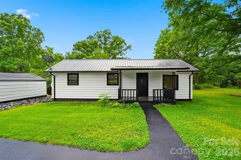 201 Cape Hickory Rd, Hickory, NC 28601