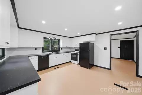 201 Cape Hickory Rd, Hickory, NC 28601