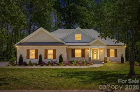 2442 Falcon Ln, Statesville, NC 28625