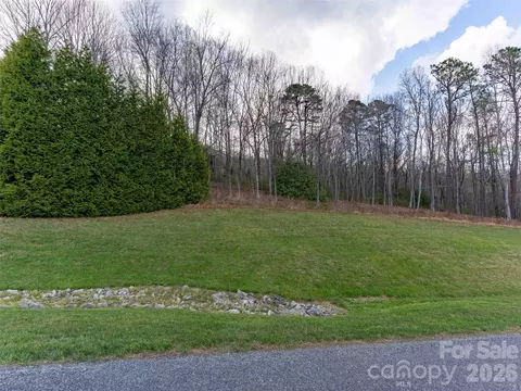 340 Grand Oaks Dr, Hendersonville, NC 28792
