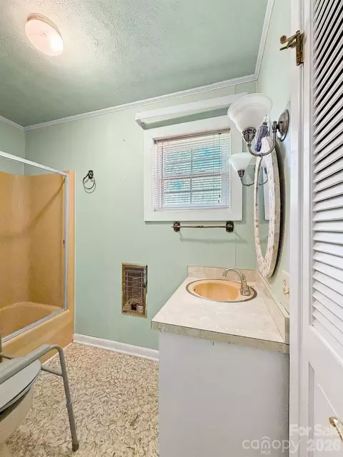Bath - 1401 E Union St, Morganton, NC 28655 photo 5 of 5