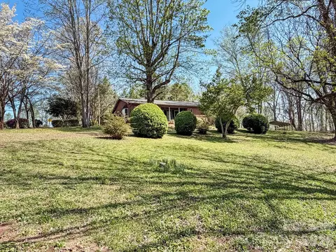 Exterior - 1401 E Union St, Morganton, NC 28655 photo 3 of 5