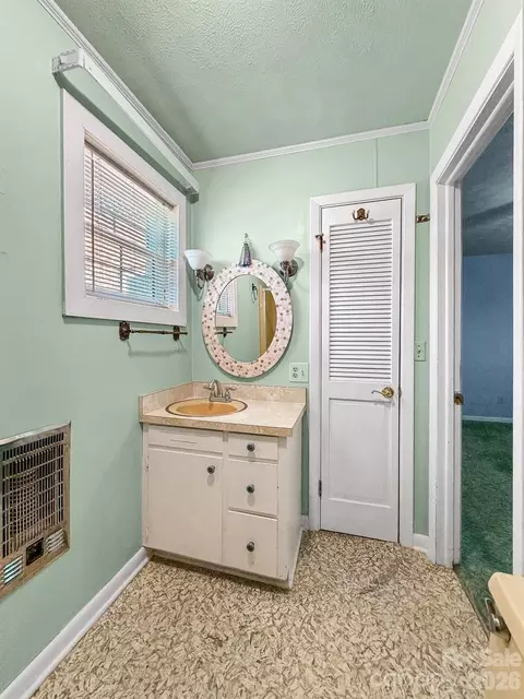 Bath - 1401 E Union St, Morganton, NC 28655 photo 4 of 5