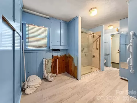 Bath - 1401 E Union St, Morganton, NC 28655 photo 3 of 5