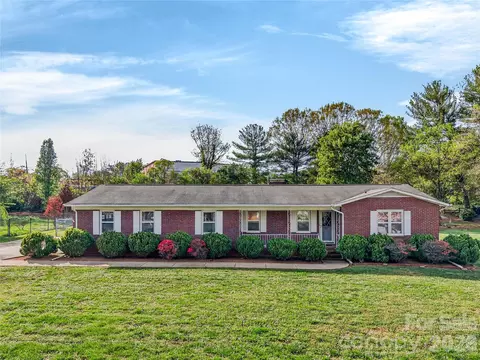 821 Woods Dr, Statesville, NC 28677