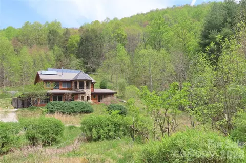 1422 Middle Fork Rd, Hendersonville, NC 28792