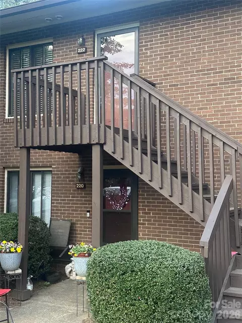 222 Ridge Forest Ct, Winston Salem, NC 27104