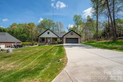145 Creekwood Dr, Dallas, NC 28034