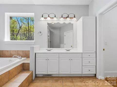 Bath - 196 Blackbird Ln, Tryon, NC 28782 photo 2 of 4