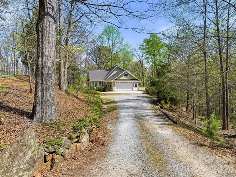 Exterior - 196 Blackbird Ln, Tryon, NC 28782 photo 2 of 10