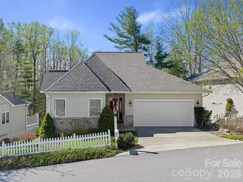 25 Ashefield Ct, Hendersonville, NC 28791