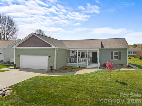 432 Sassafras Dr, Hendersonville, NC 28739