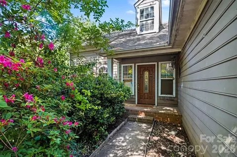 702 Foxborough Rd, Charlotte, NC 28213