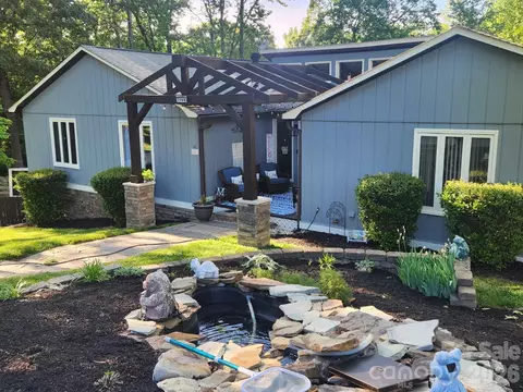 7108 Hollyhouse Dr, Charlotte, NC 28215