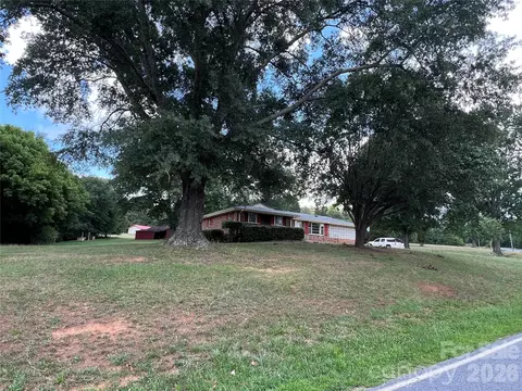 649 Pine St, Forest City, NC 28043
