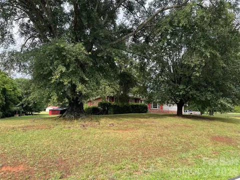 649 Pine St, Forest City, NC 28043