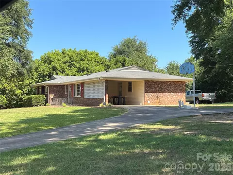 649 Pine St, Forest City, NC 28043