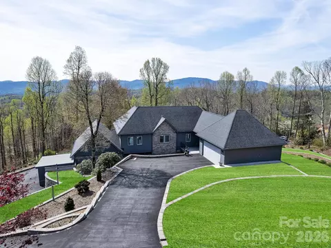 161 Birchwood Dr, Hendersonville, NC 28739