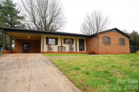 915 Woods Dr, Statesville, NC 28677